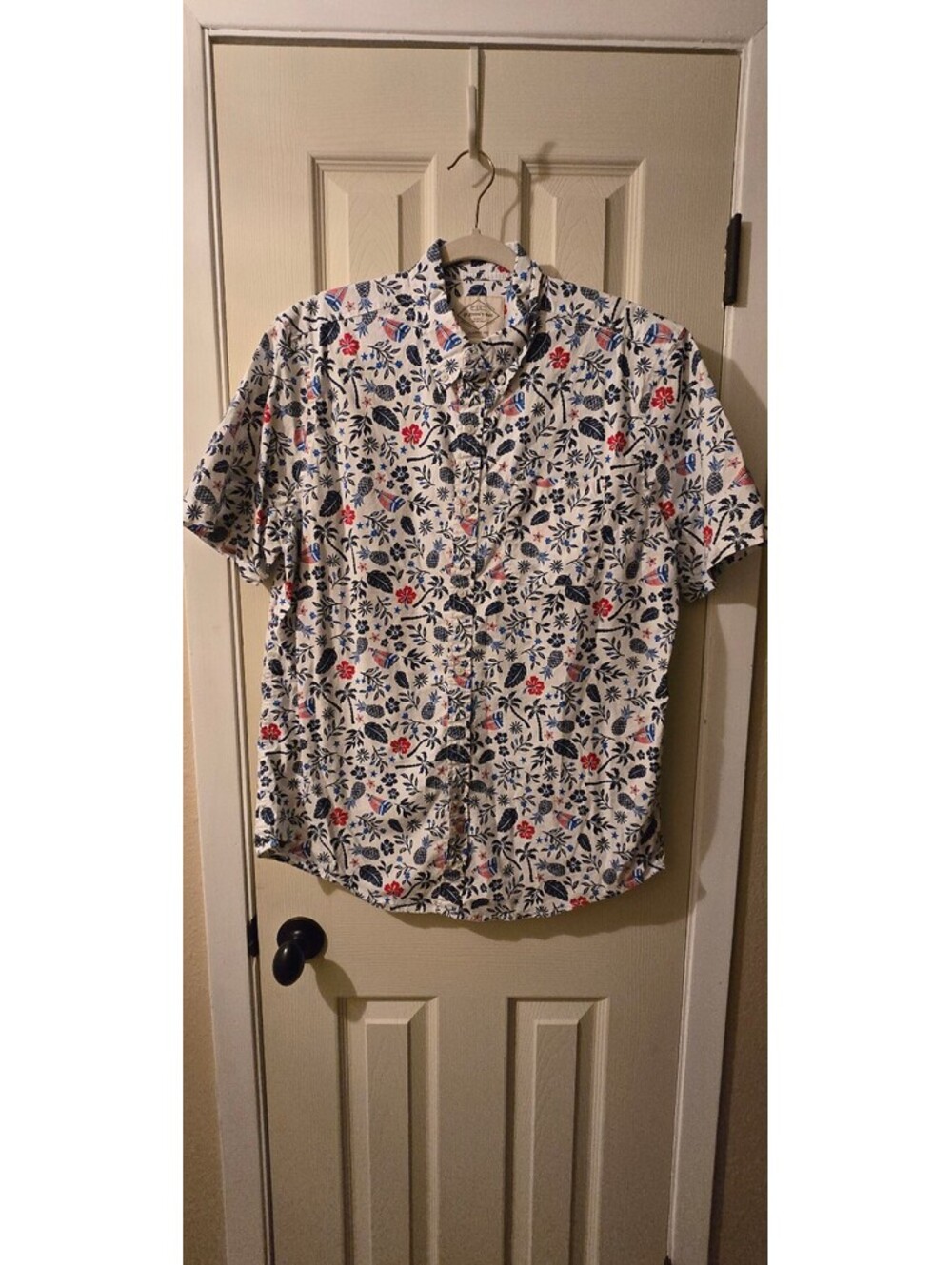 St. John’s Bay Men’s Tropical Print Button-Up Shirt – Large